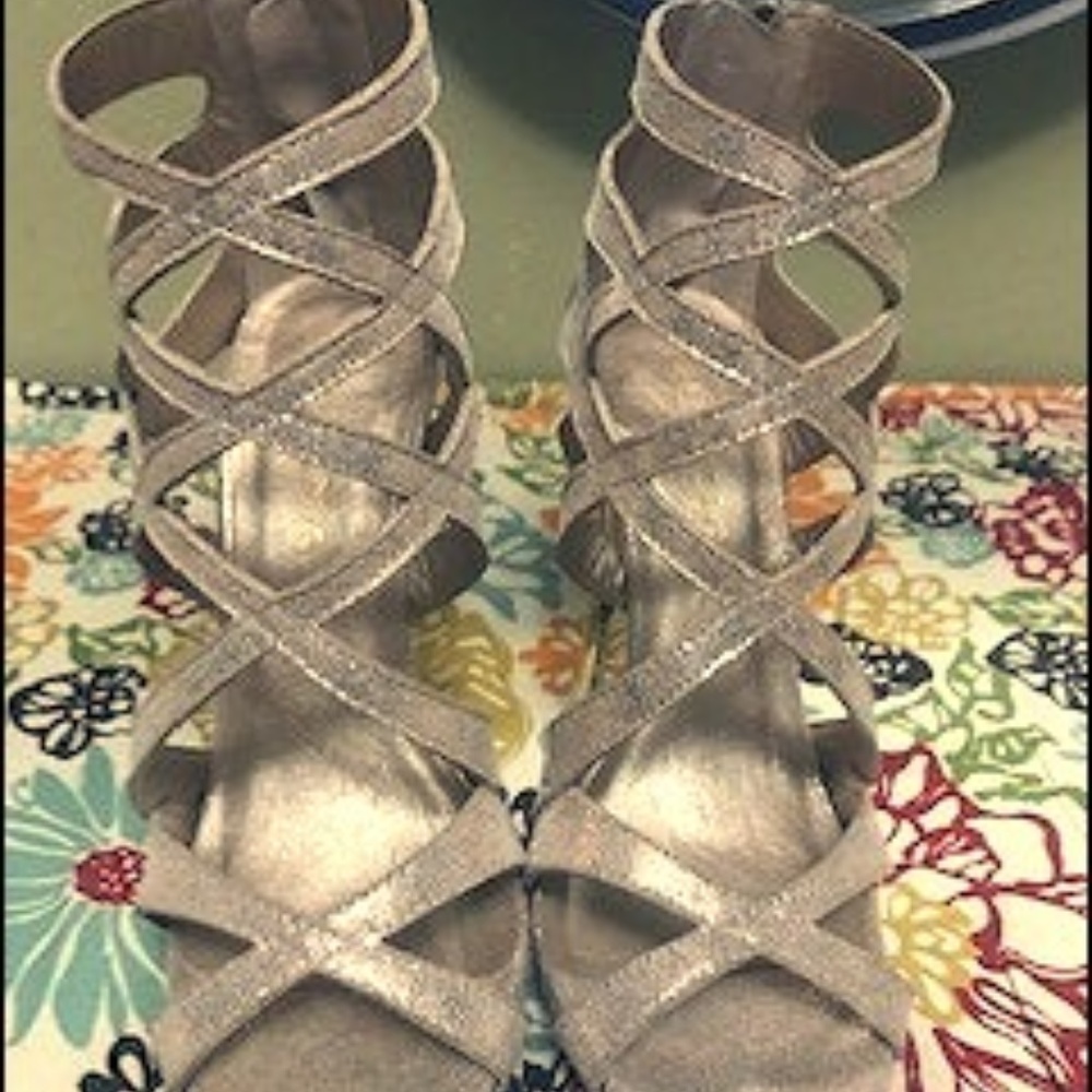 Liliana Light Gold Strappy Heel Size 7 - Picture 2 of 4